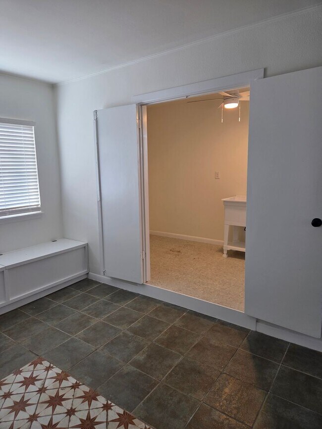 Building Photo - Travis Heights