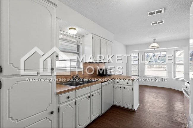 Building Photo - 5202 Ric Dr