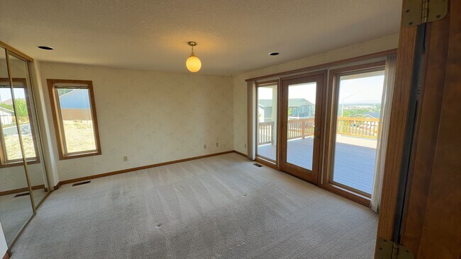 Building Photo - 3405 SW Hillcrest Dr
