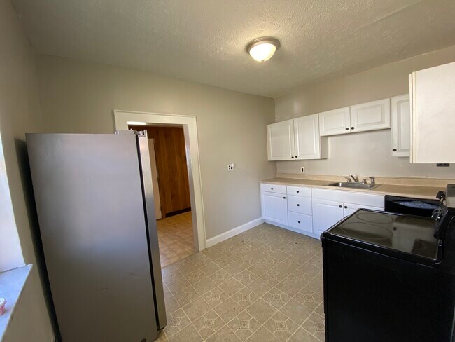 Kitchen - 104 1st St