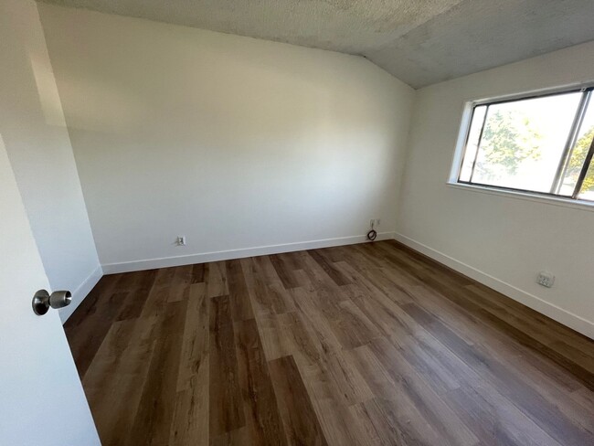 Building Photo - 5 bedroom Pet Friendly remodeled home in P...