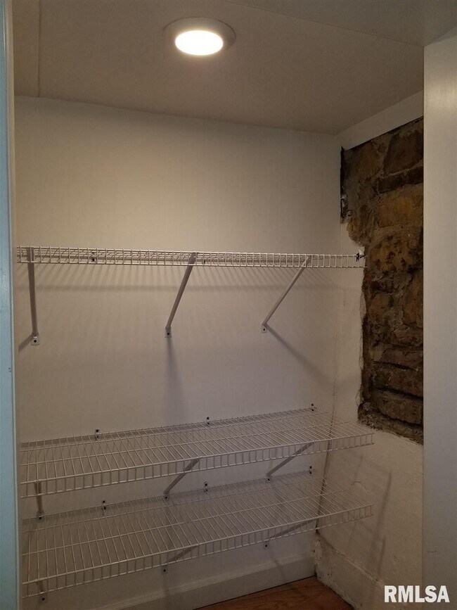 Building Photo - 118 Dodge St