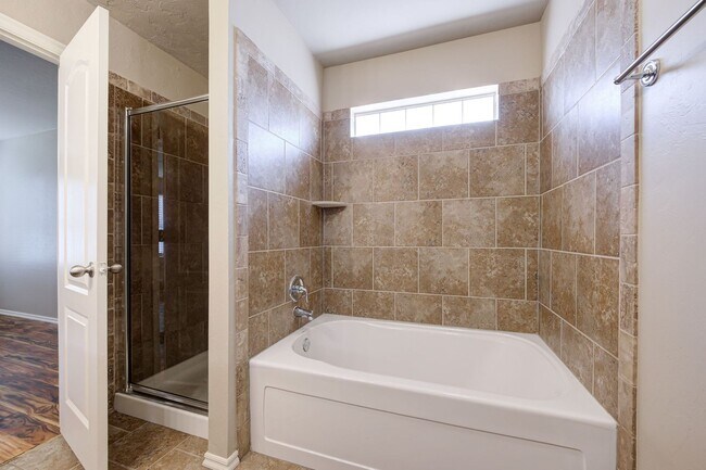 Building Photo - ** $500 Off Move-in Special ** Gorgeous 4 ...