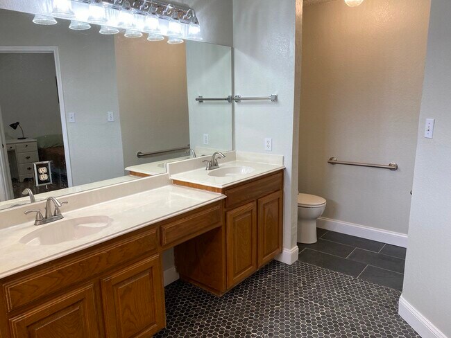 Building Photo - 3136 Braford Dr