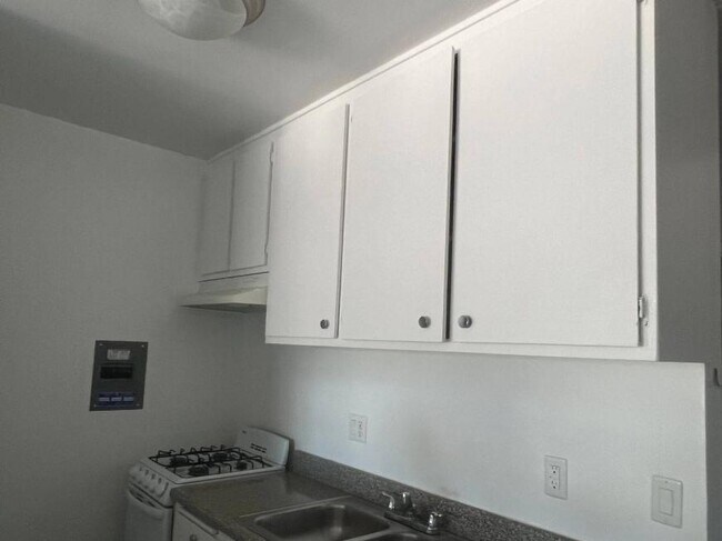 Building Photo - 0.0 bedroom in Los Angeles California 91343