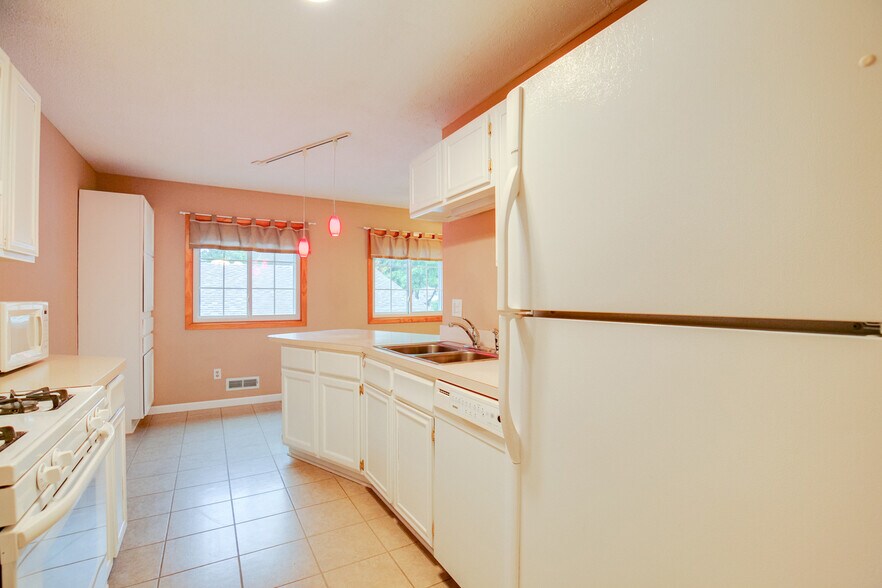 Building Photo - 12115 Drake St NW