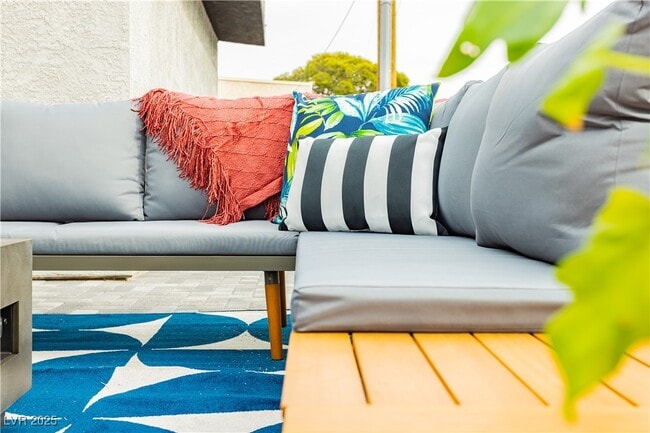 Building Photo - 522 E St Louis Ave