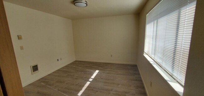 Building Photo - Beautifully Renovated 2 Bed 1.5 Bath Townh...