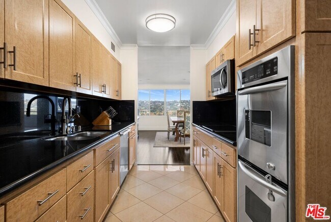 Building Photo - 875 Comstock Ave