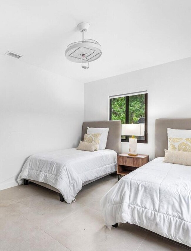 Building Photo - 608 SE 2nd Ave