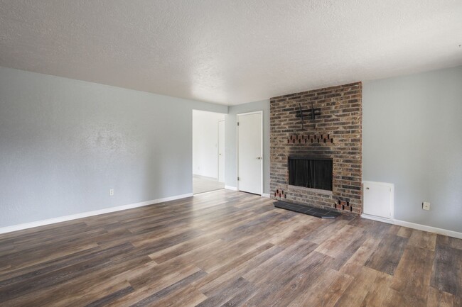 Building Photo - Move in Ready now! Easy JBLM commute, 3 be...