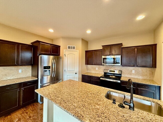 Building Photo - Beautiful Bedroom in Forest Meadows!