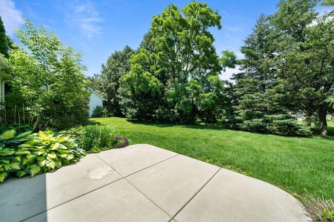 Building Photo - 406 Lakewood Dr
