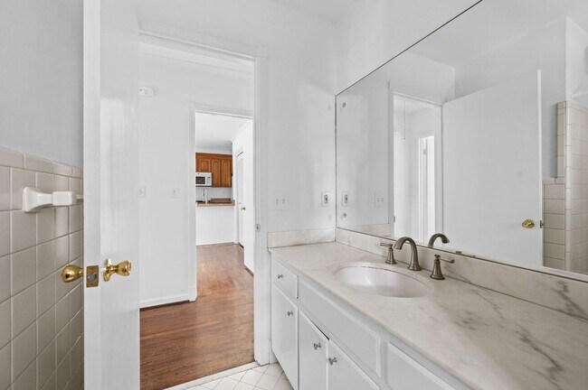 Building Photo - Charming 3BR/2.5BA Ranch-Style Home in the...