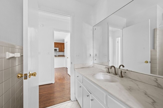 Building Photo - Charming 4BE/2.5BA Ranch-Style Home in the...