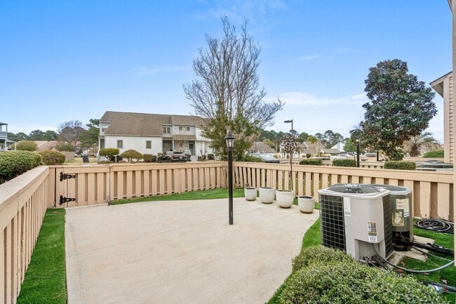 Building Photo - 4088 Fairway Lakes Dr