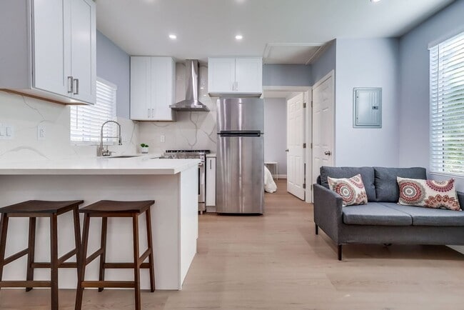 Building Photo - 6504 W 84th Pl