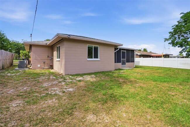 Building Photo - 2465 Brentwood Dr