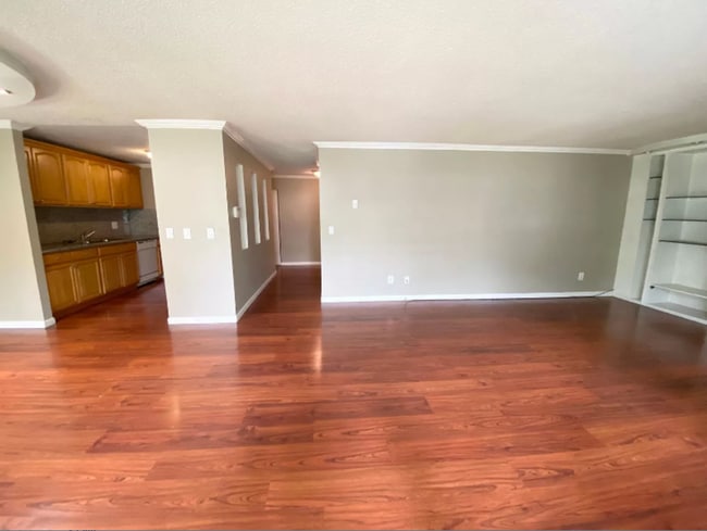 Building Photo - Spacious top floor condo with 3 sizable bedrooms & 2 baths