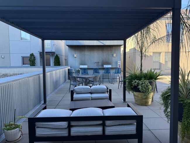 Building Photo - Rarely Available 3 Bedroom 2 Bathroom Pent...