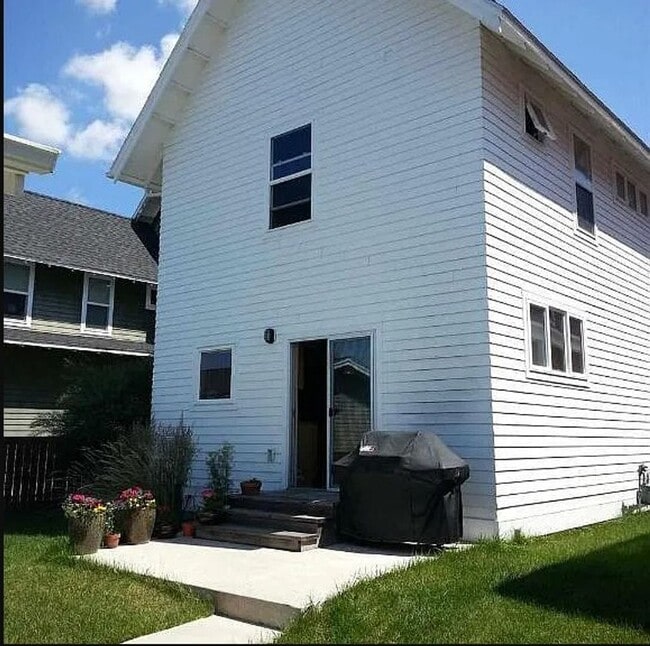 Building Photo - Beautiful uniquely designed home ready for new tenants!