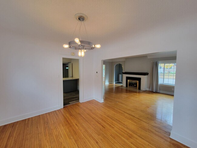 Building Photo - Beautiful Cedar Falls Home