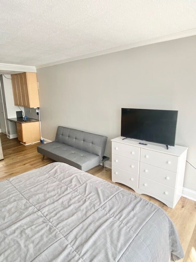 Building Photo - University Towers #301 - FURNISHED studio within walking distance to UTK, Fort Sanders Medical Ce...