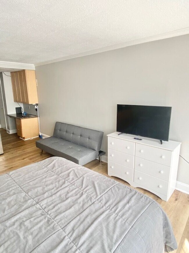 Building Photo - University Towers #301 -$1290/month  FURNISHED studio within walking distance to UTK, Fort Sander...