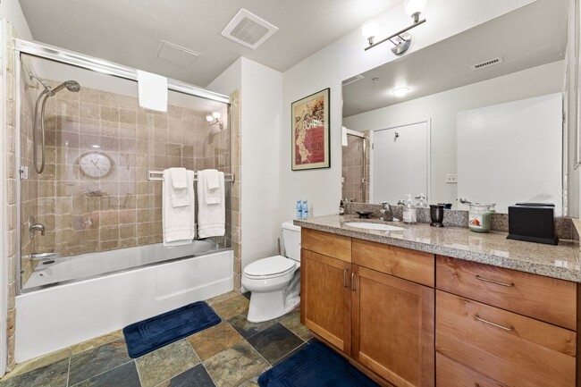 Building Photo - Downtown Island Hideaway -Mid Term Condo