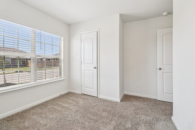 Building Photo - 3909 Crown Ct