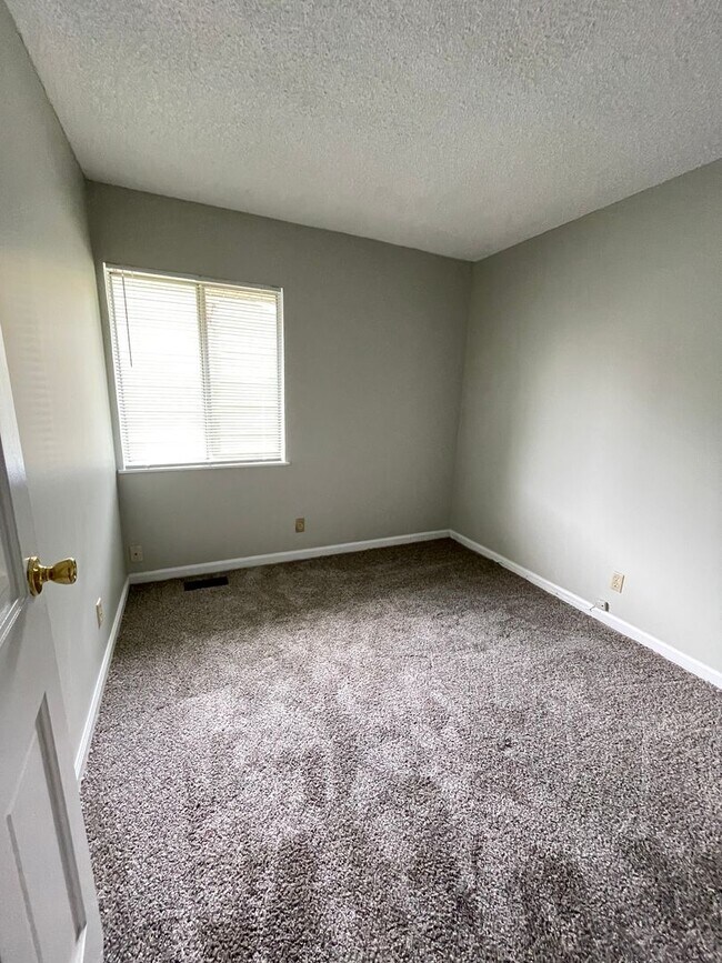 Building Photo - 4-Bedroom Home on the South Side - Available In May