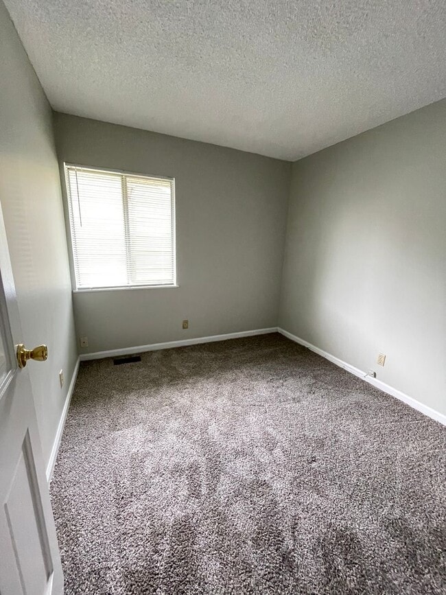 Building Photo - 4-Bedroom Home on the South Side - Available NOW