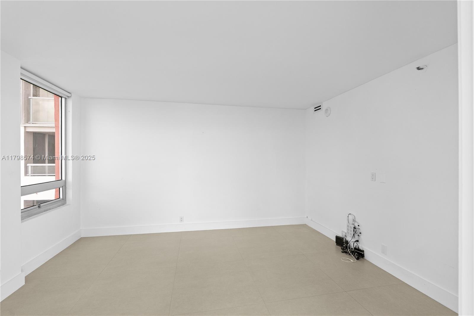 Building Photo - 1541 Brickell Ave