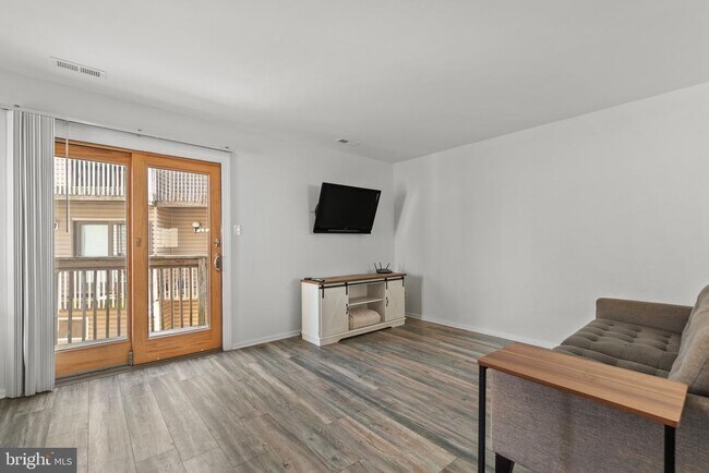 Building Photo - 3182 E Ocean View Ave