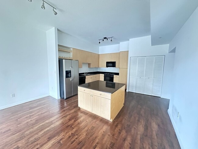 Building Photo - Modern Downtown Long Beach Condo with Ocea...