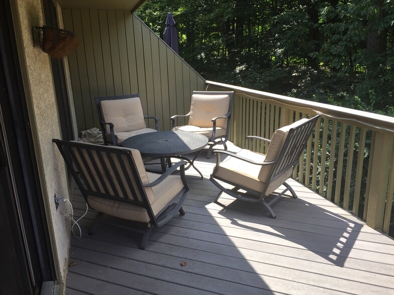 East end of deck, showing privacy wall - 443 Lynetree Dr