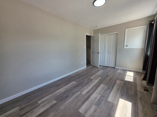 Building Photo - 4320 Dewey Dr