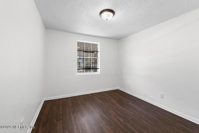 Building Photo - 1424 W 9th St