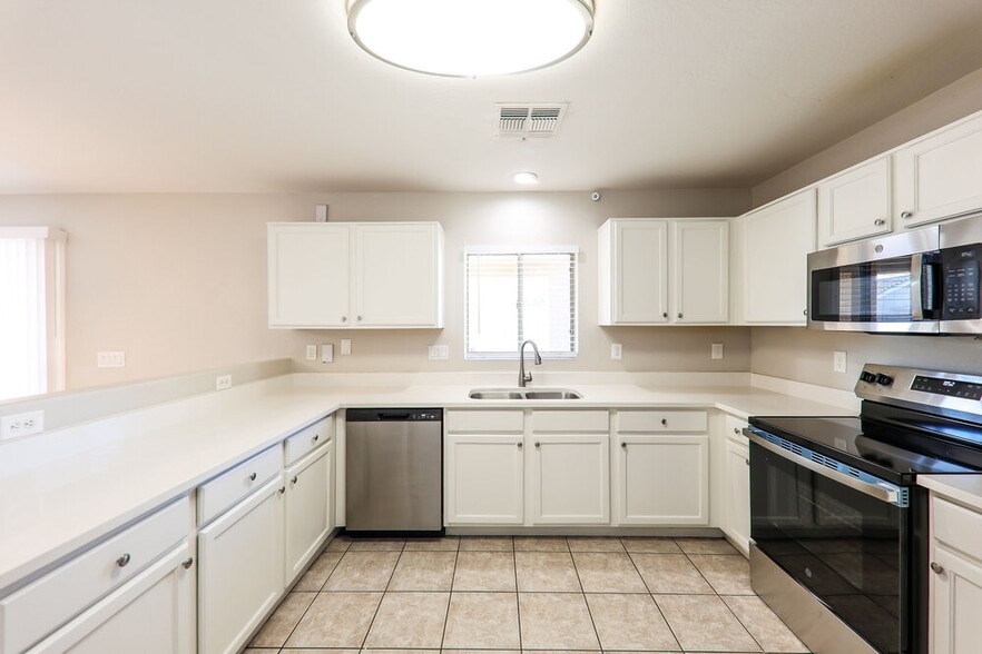 Building Photo - 12329 W Windrose Dr
