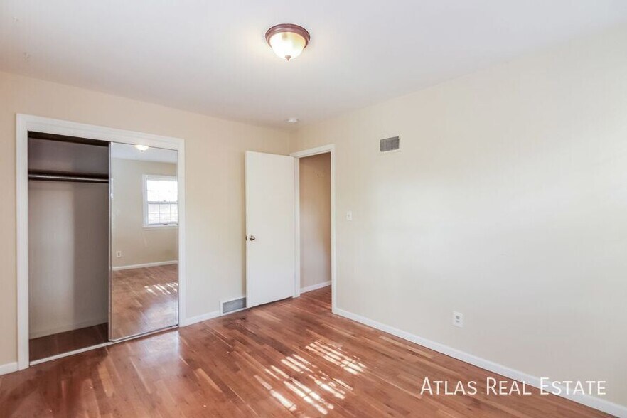 Building Photo - 9011 W 105th St