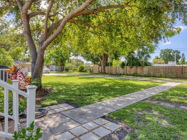 Building Photo - 2082 Webber St