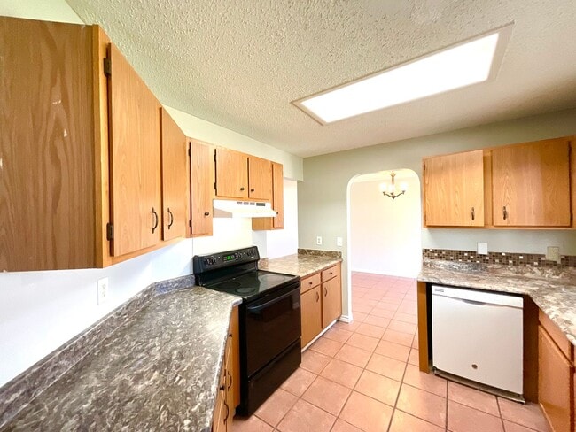 Building Photo - *MOVE IN SPECIAL*  3BD/2.5BA Dover Ridge Home Near 1604 – No Carpet, Fenced Yard & Covered Patio!