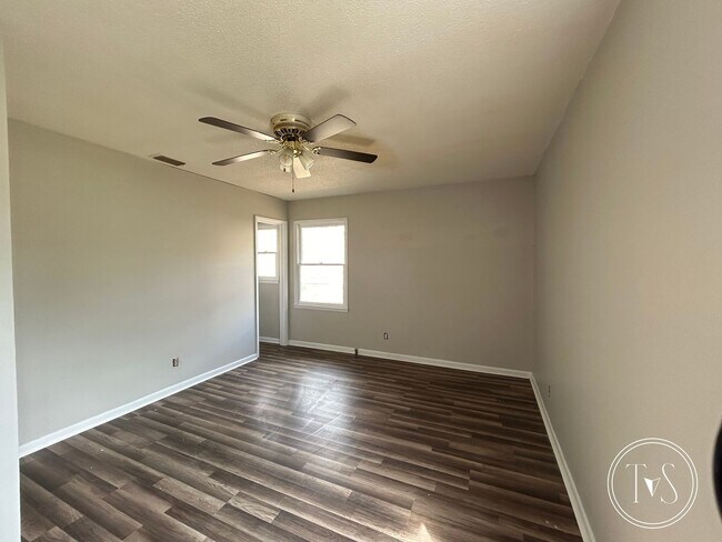 Building Photo - FALL MOVE-IN SPECIAL: 50% OFF 1st FULL MON...