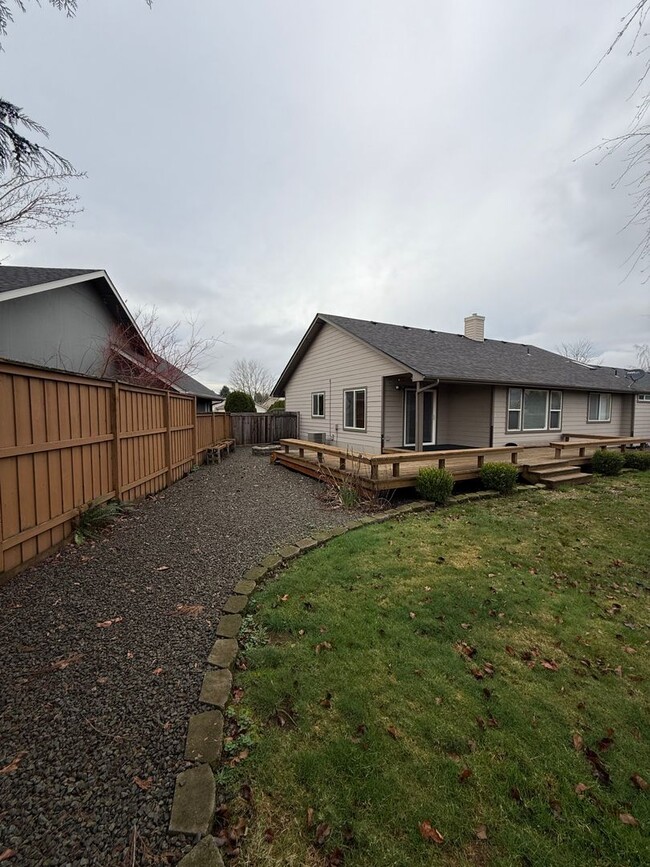 Building Photo - Check out this lovely 3-bedroom, 2-bath ho...