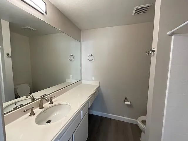 Building Photo - Updated Canyon Country Condo in Gated Community