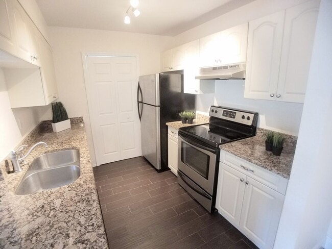Building Photo - Beautiful 1/1 Wood Floor Condo With a Beau...