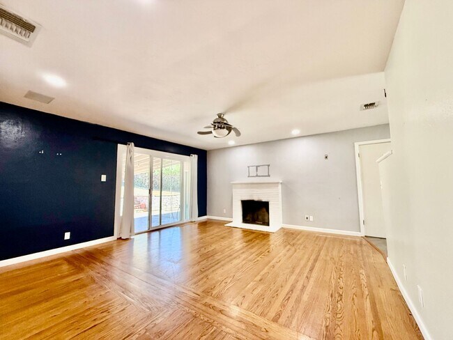Building Photo - Great home available NOW