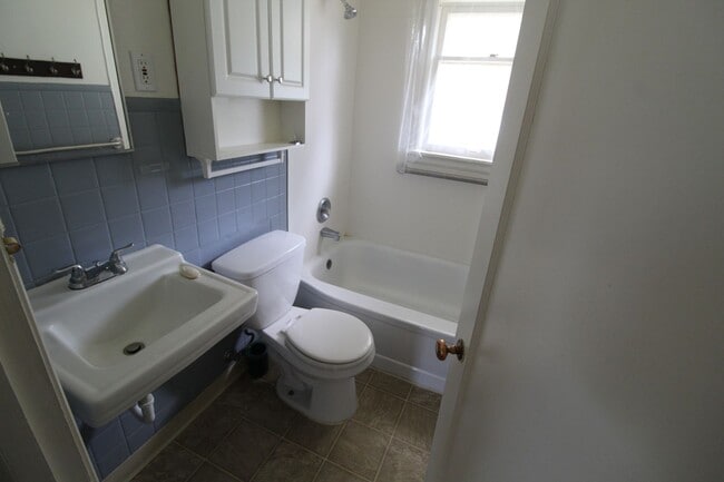 Building Photo - 924 E 39th Ave