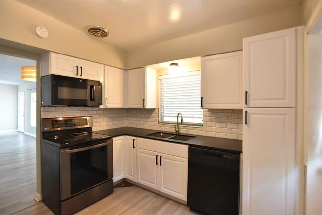 Building Photo - 1501 Vantage Dr