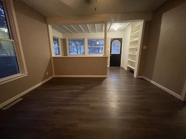 Building Photo - Recently Remodeled 3 bedroom 2 full bathro...